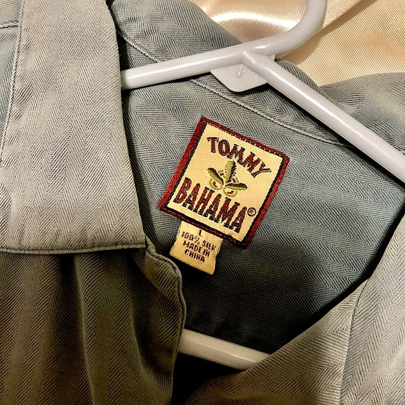Two Men’s Size Large Tommy Bahama 💯 percent Silk Shirts - Picture 4 of 9